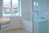 Traumhafte, helle und sanierte Altbauwohnung mit 4-Zi., süd-west-Balkon und Gartenanteil - Bad mit Wanne und Dusche